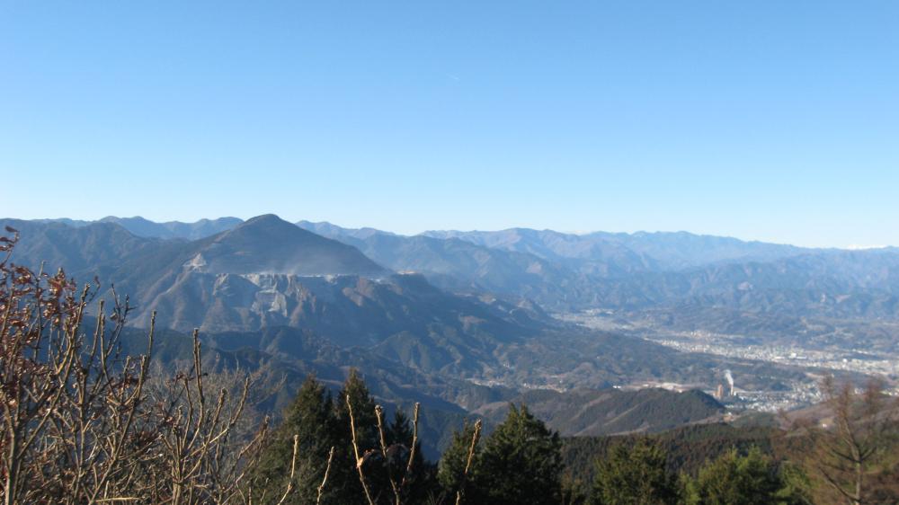 武甲山と秩父盆地